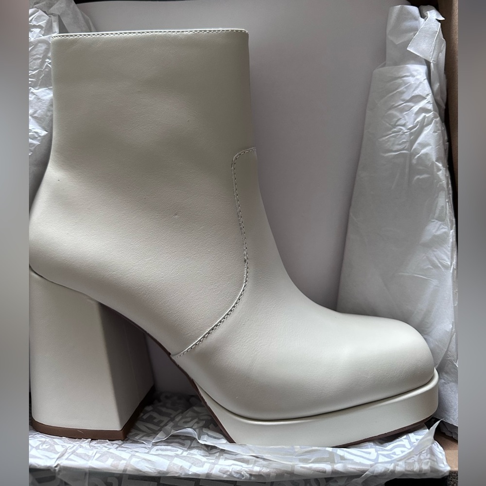 BRAND NEW Steve Madden Enzo booties, Bone, Size 8.5